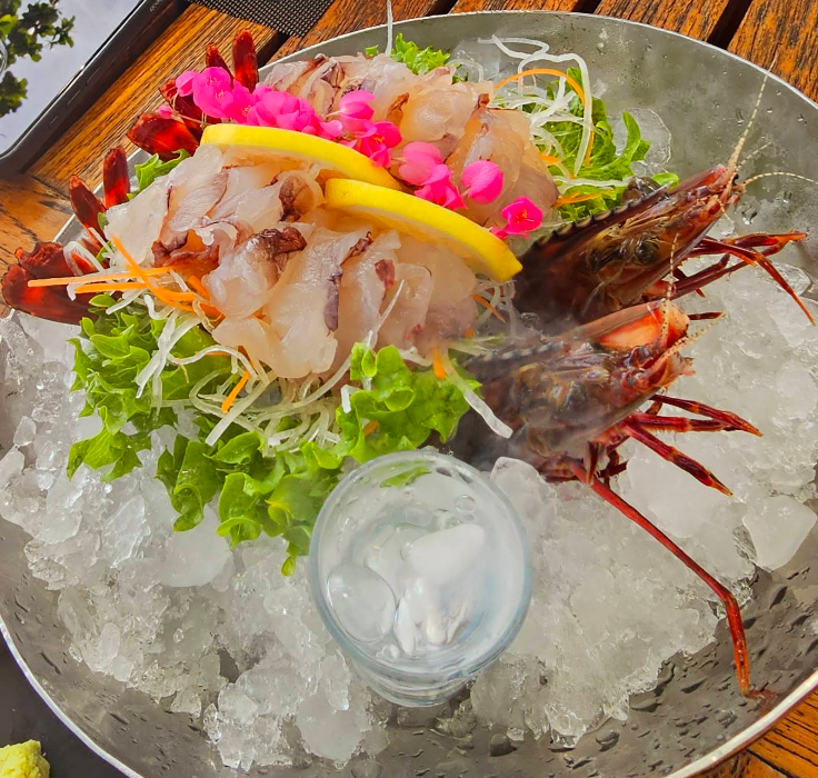 その場で調理して刺身にして頂きます