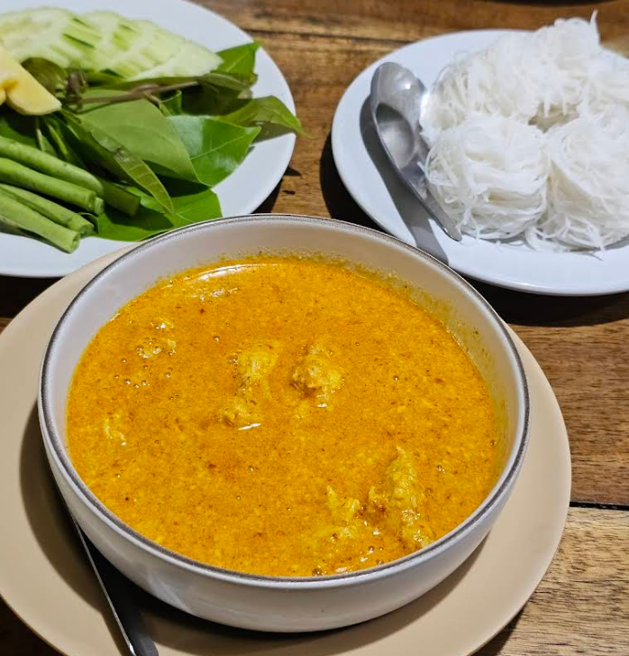 カニのカレーと米の麺のセットメニュー