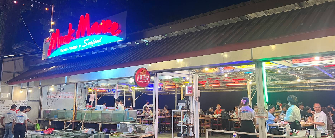 ビーチ側のお店前