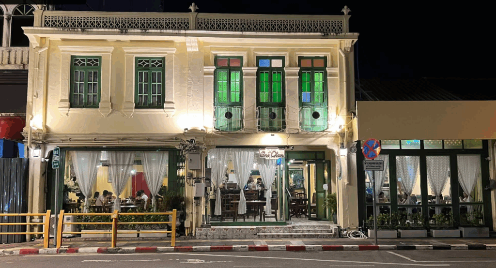 One Chun Cafe n' Restaurant夜のライトアップされた雰囲気