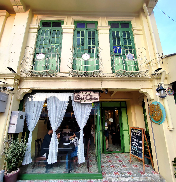 One Chun Cafe n' Restaurant日中のお店前