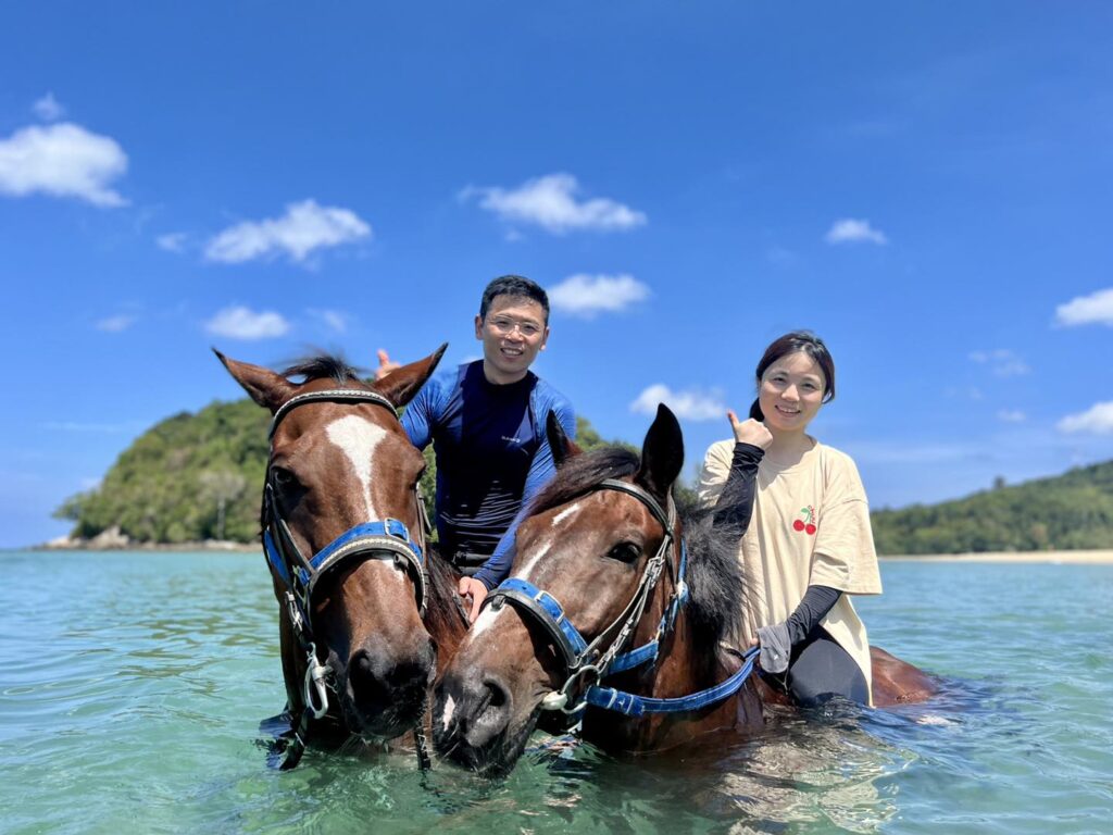 カップルで記念に乗馬