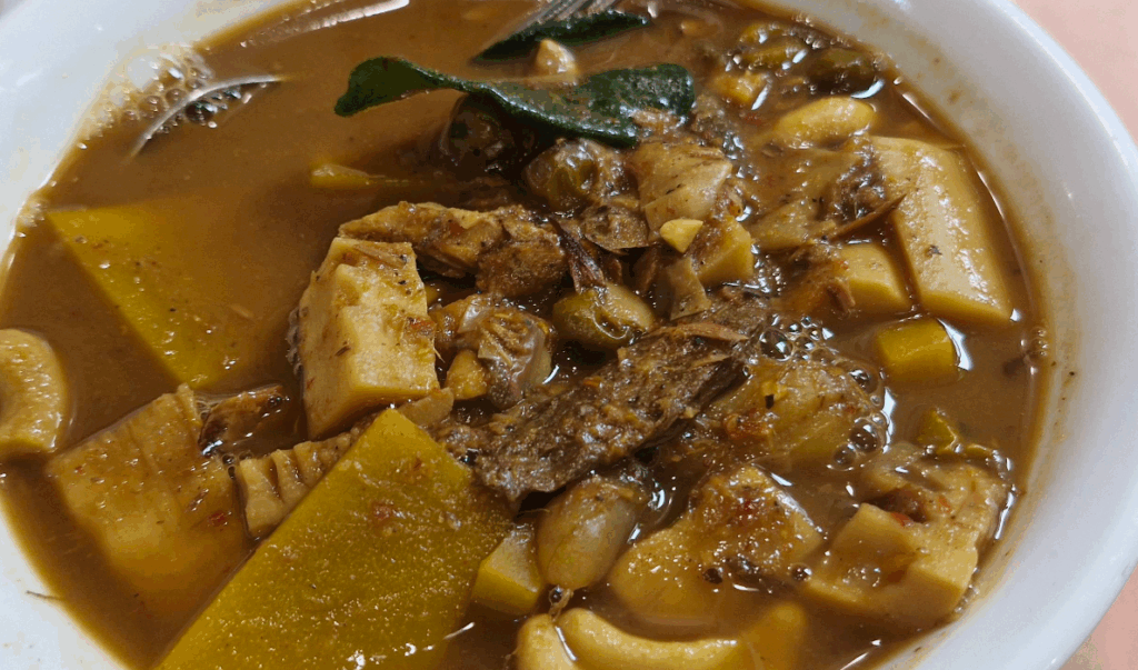 珍しい魚カレーとても辛いです
