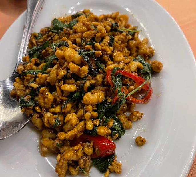 ガパオはタイ料理の定番、ご飯に合う料理です。