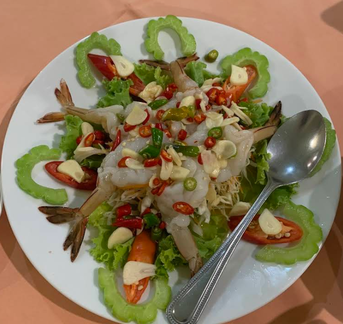 生エビを辛いソースで食べる