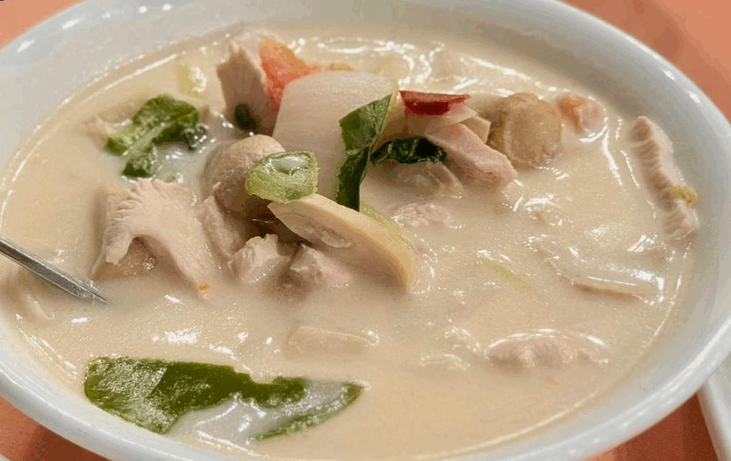 トムカーカイ(ココナッツ風味スープ)