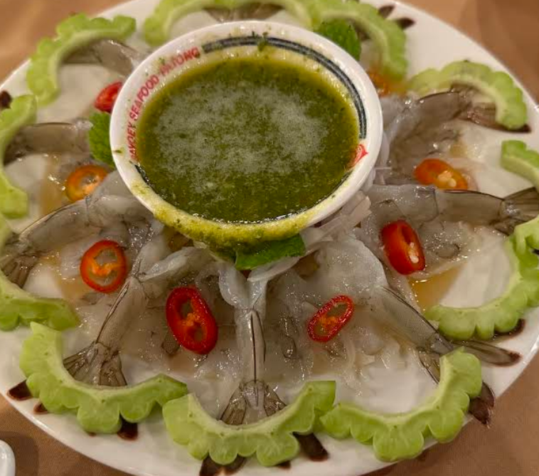 タイの辛いソースで食べる生エビ