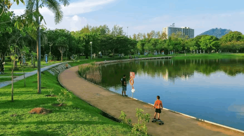 （Chaloem Phra Kiat Park / チャルームプラキアット公園）