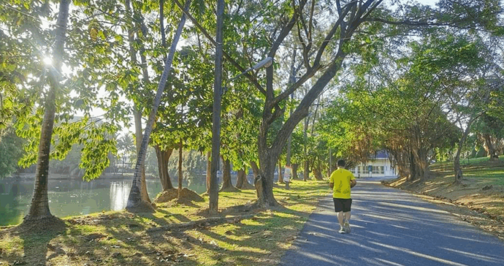 （Chaloem Phra Kiat Park / チャルームプラキアット公園）