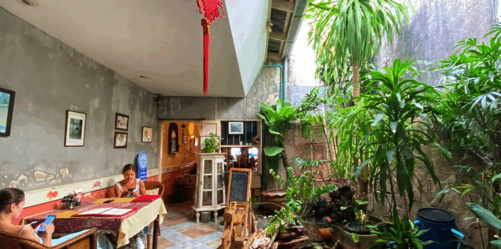 プーケット旧市街（Old Town）にある Dibuk Restaurant（ดีบุก レストラン）