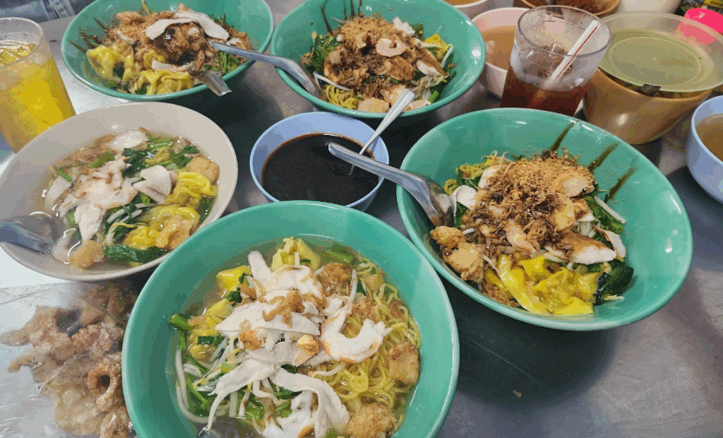 【プーケット名物グルメ】ミーナンクン アオゲー｜海老スープ麺の老舗ローカル店