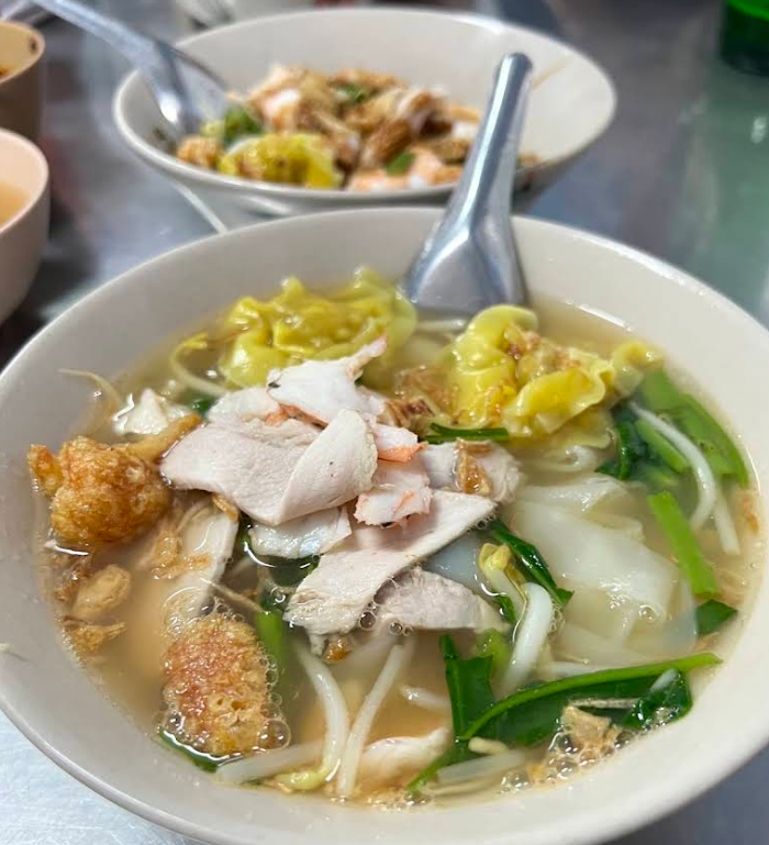 【プーケット名物グルメ】ミーナンクン アオゲー｜海老スープ麺の老舗ローカル店