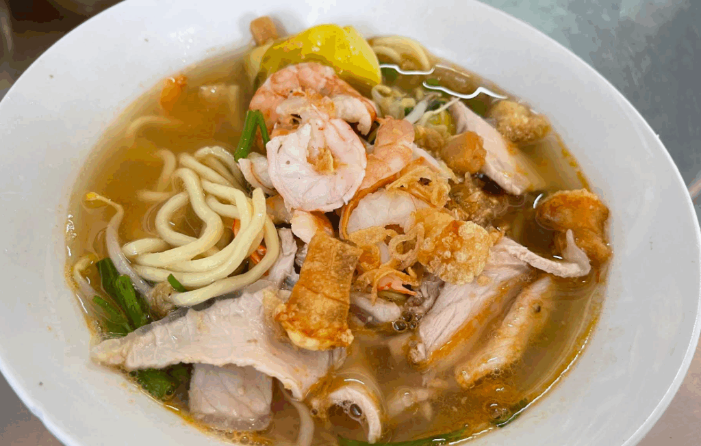 【プーケット名物グルメ】ミーナンクン アオゲー｜海老スープ麺の老舗ローカル店