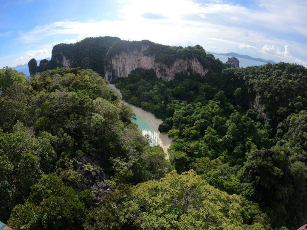 360度ビューポイント頂上から見えるホン島のビーチと自然