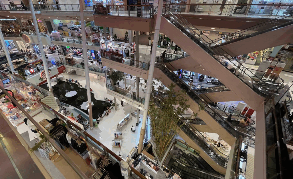 4階建てショッピングモール