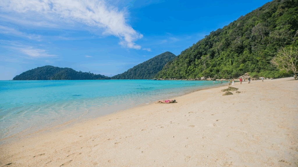 スリン諸島・宿泊’+レストラン・小栗公園管理人がいるMai Ngam Beach
