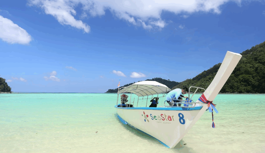 スリン諸島へ上陸しランチ+散策も可能です