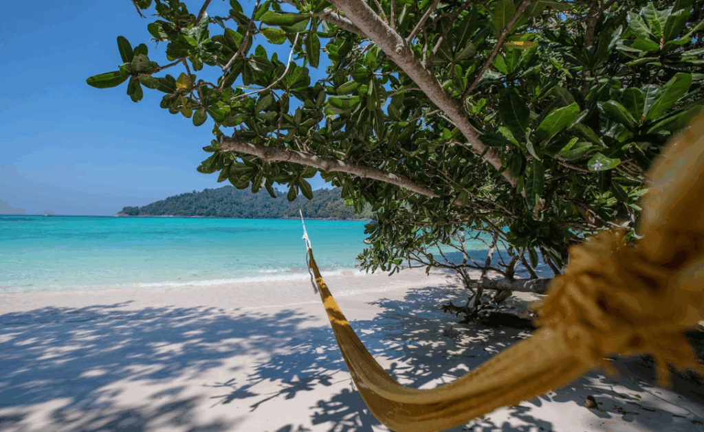 スリン諸島・宿泊’+レストラン・小栗公園管理人がいるMai Ngam Beach