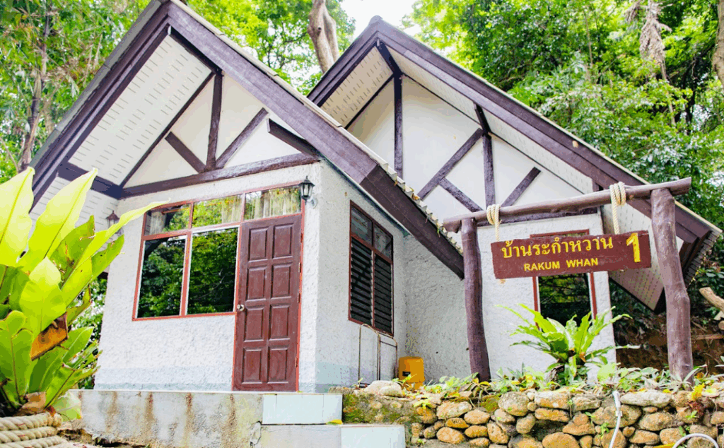 スリン諸島のバンガロー（エアコン付き・要予約）です