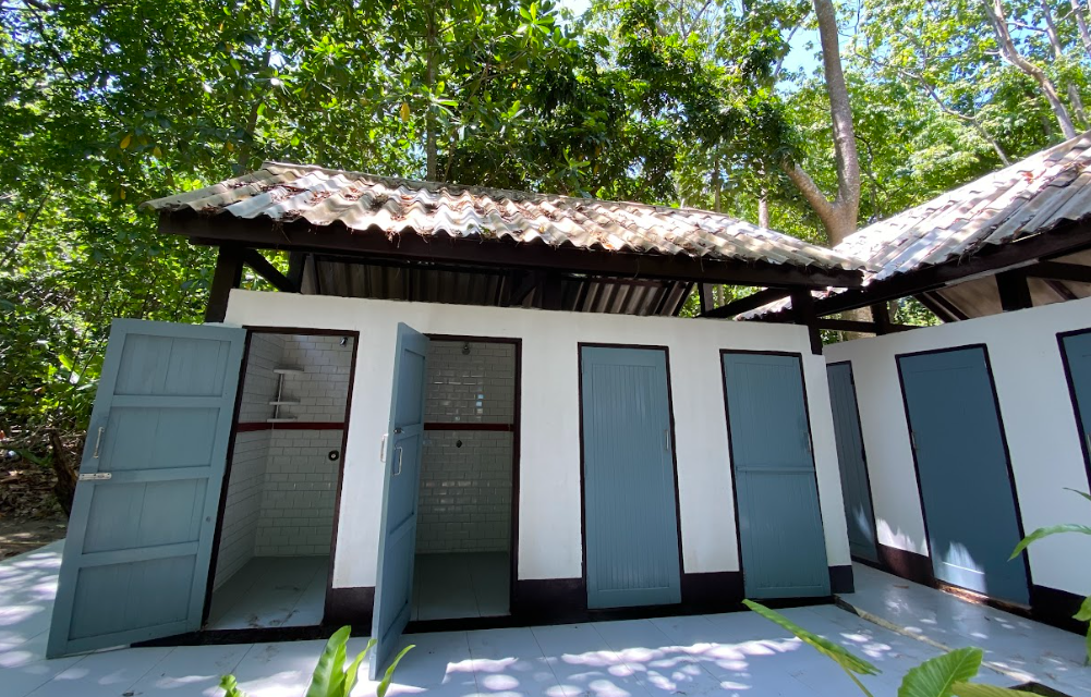 キャンプ専用共同シャワー＆トイレがあります