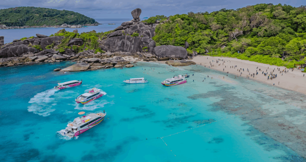 シミラン諸島№8は上陸ポイントで小栗公園管理人が駐在しています