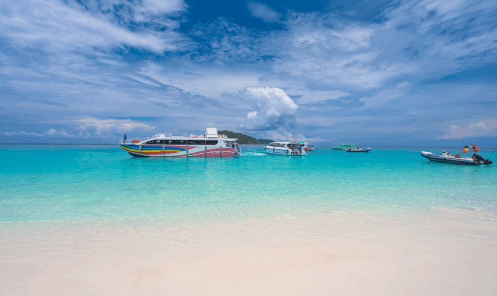 シミラン諸島ビーチは白いサラサラの砂で気持ち良い