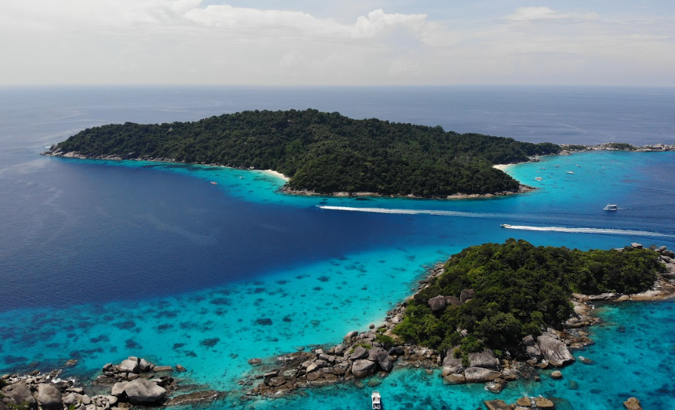 シミラン諸島の島々を上空からみた画像