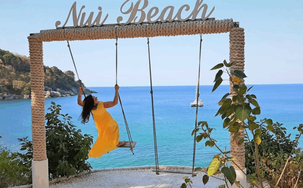 ヌイビーチのロゴ入りブランコSNS映えスポットです