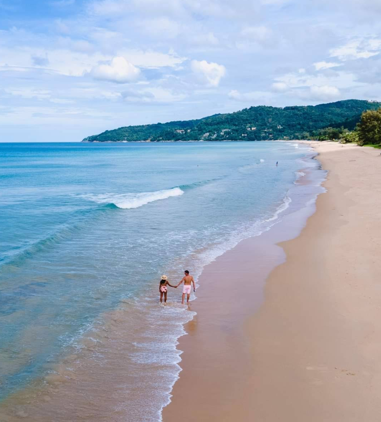 タイプーケットカロンビーチで散歩する様子