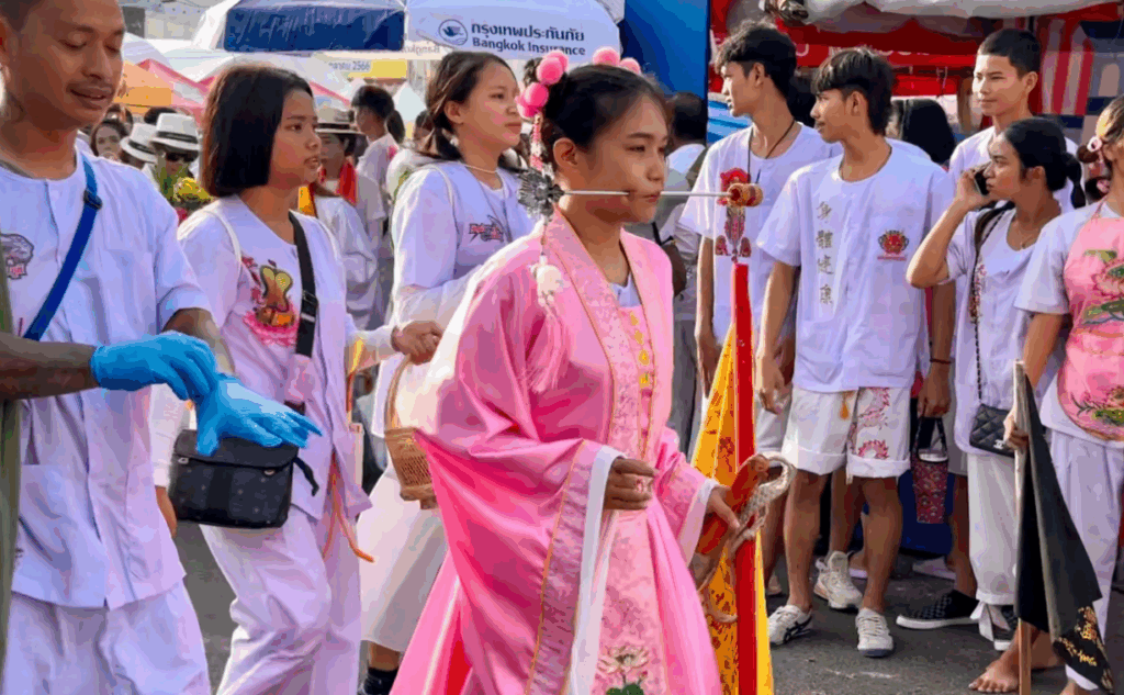 プーケット・ベジタリアン・フェスティバルの儀式の一つ