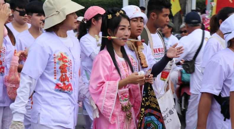 プーケット・ベジタリアン・フェスティバルの儀式の一つ