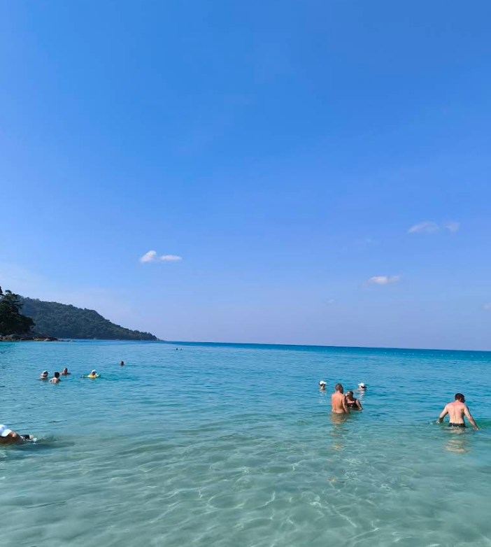 カタノイビーチ・抜群の透明度は海が落ち着くハイシーズンのみ