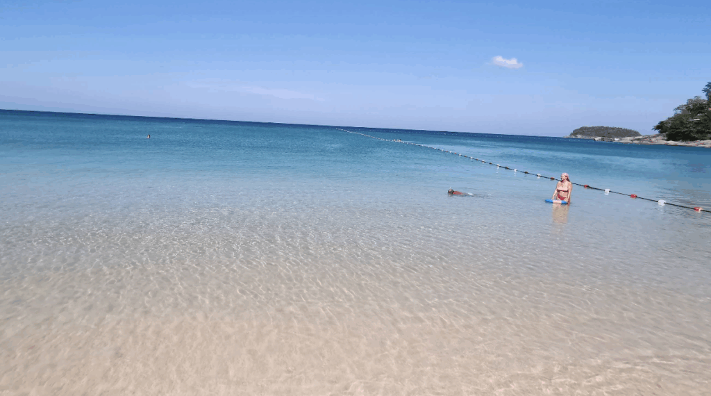 カタノイビーチ・ハイシーズンのみ海は落ち着き透明度は上がります