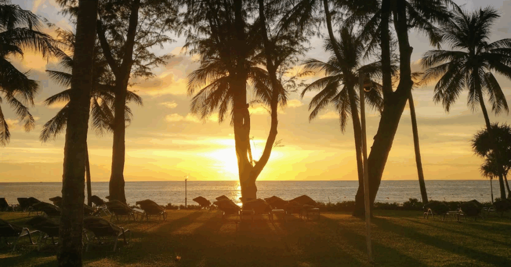 サンセットはカタノイビーチにあるカタタニリゾートより見れます