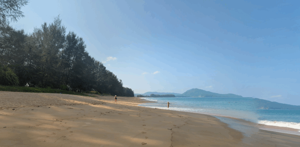 静寂に包まれたマイカオのロングビーチ。