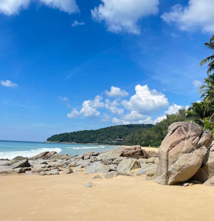 ナイトンビーチは白い砂あり、岩地形もありビーチの端ではシュノーケリングも可能