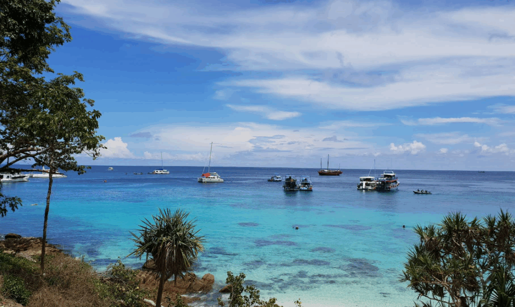 プーケットチャーター船・ラチャヤイ島東側Bay1の様子