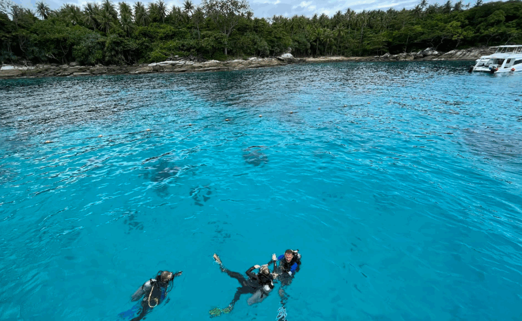 プーケットチャーター船・ラチャヤイ島東側浅瀬はサンゴ礁がたくさんありシュノーケリングエリアになっています