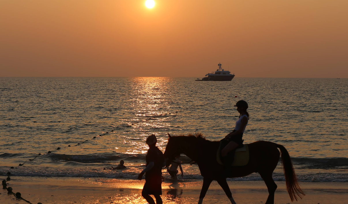 プーケット・ラグーナビーチで優雅な朝＆サンセット乗馬体験