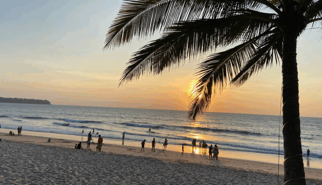 ラグーナビーチ・サンセットタイムは皆さんまったりしています、乗馬でも堪能できます