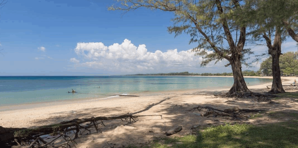 ハイシーズンのナイヤーンビーチはとても穏やかです