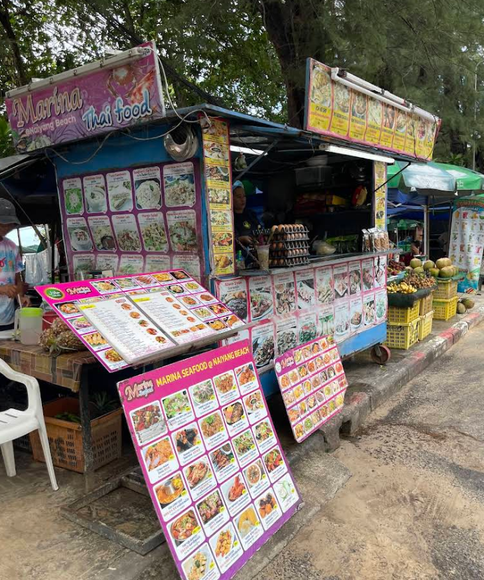 ナイヤーンビーチ・ローカル食堂がビーチ沿いに並んでいます