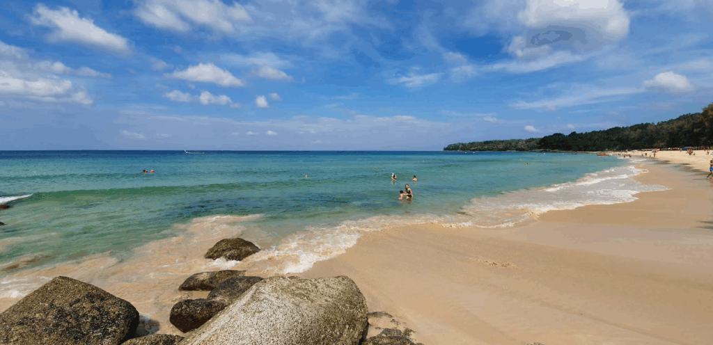 スリンビーチはハイシーズンのみシュノーケリングは可能です