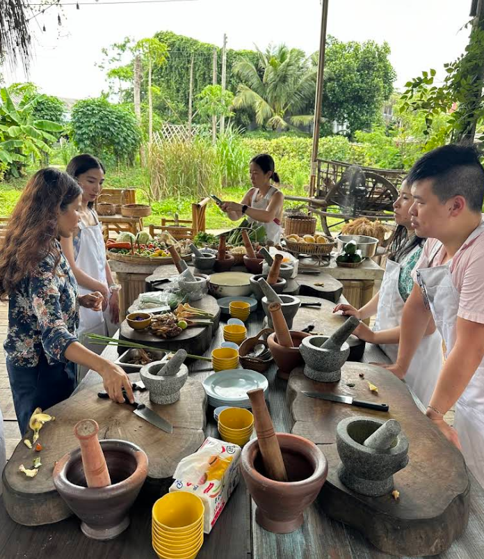 タイ・クッキング・ウィズ・ジュディの調理風景、ニンニクやトウガラシを潰して調味料作り