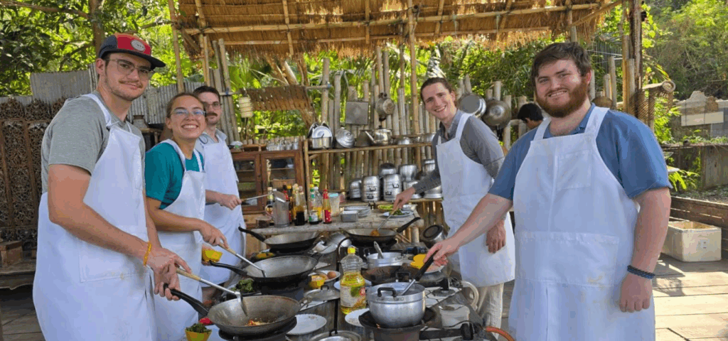料理教室では手順通りに炒め物作りをする様子