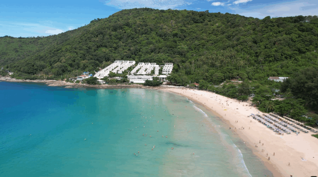 ナイハーンビーチはハイシーズンのみ穏やかで透明度が上がりシュノーケリングには最適です