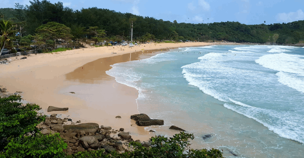 ナイハーンビーチのシュノーケリングポイントは岩場です