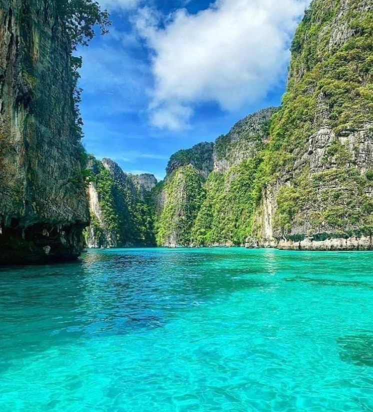 プーケット発 ピピ島＋マヤベイ チャーター船ツアーで訪れるポイント・ピレーラグーンの入り口