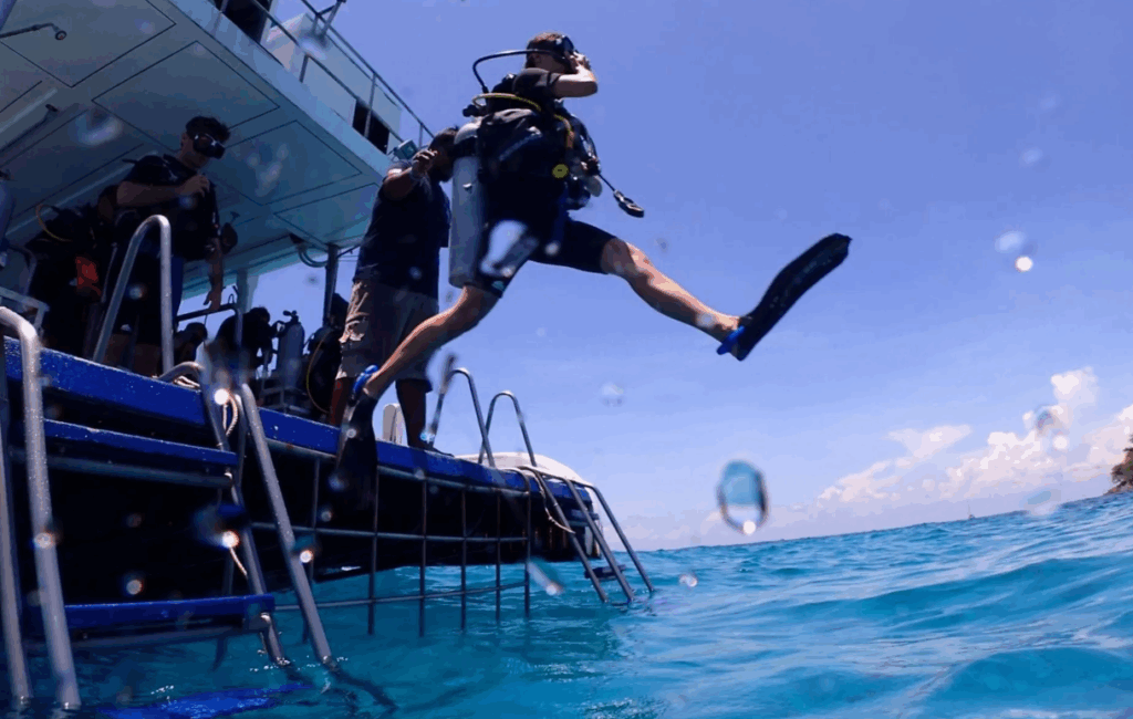 本格的なダイビング専用船でラチャノイ島・ピピ島・シミラン諸島ツアーへ行けます