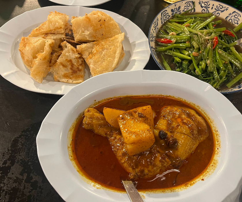 パトン地区ナナイロード人気レストラン・人気メニュー・マッサマンカレー+ロティ